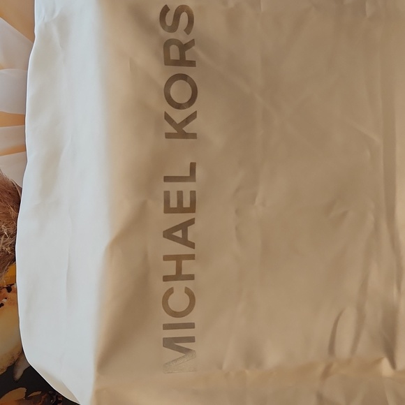 Michael Kors Jet Set travel in fuschia - Picture 4 of 6